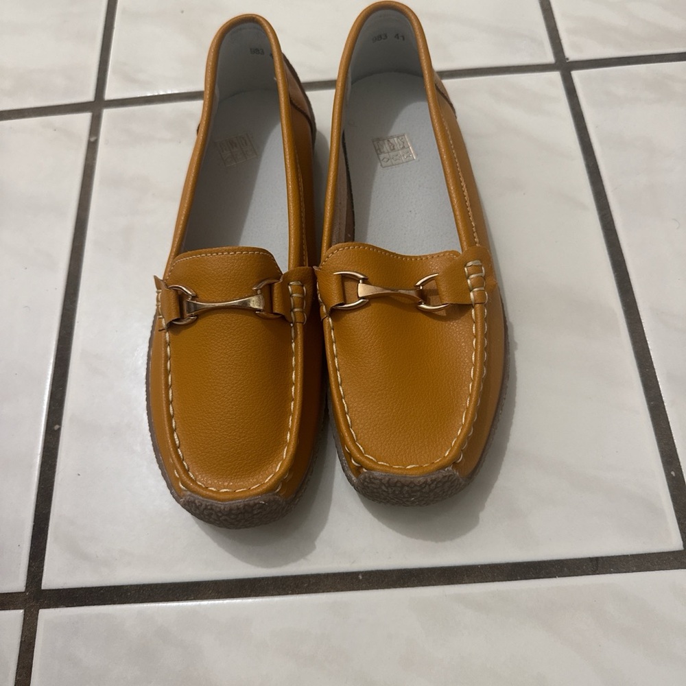 Elegant Mustard Loafers for Women - Picture 3 of 4